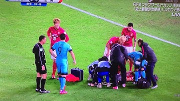 FIFAクラブワールドカップ  バルセロナ対広州 〈怪我〉足が変な方向に曲がった